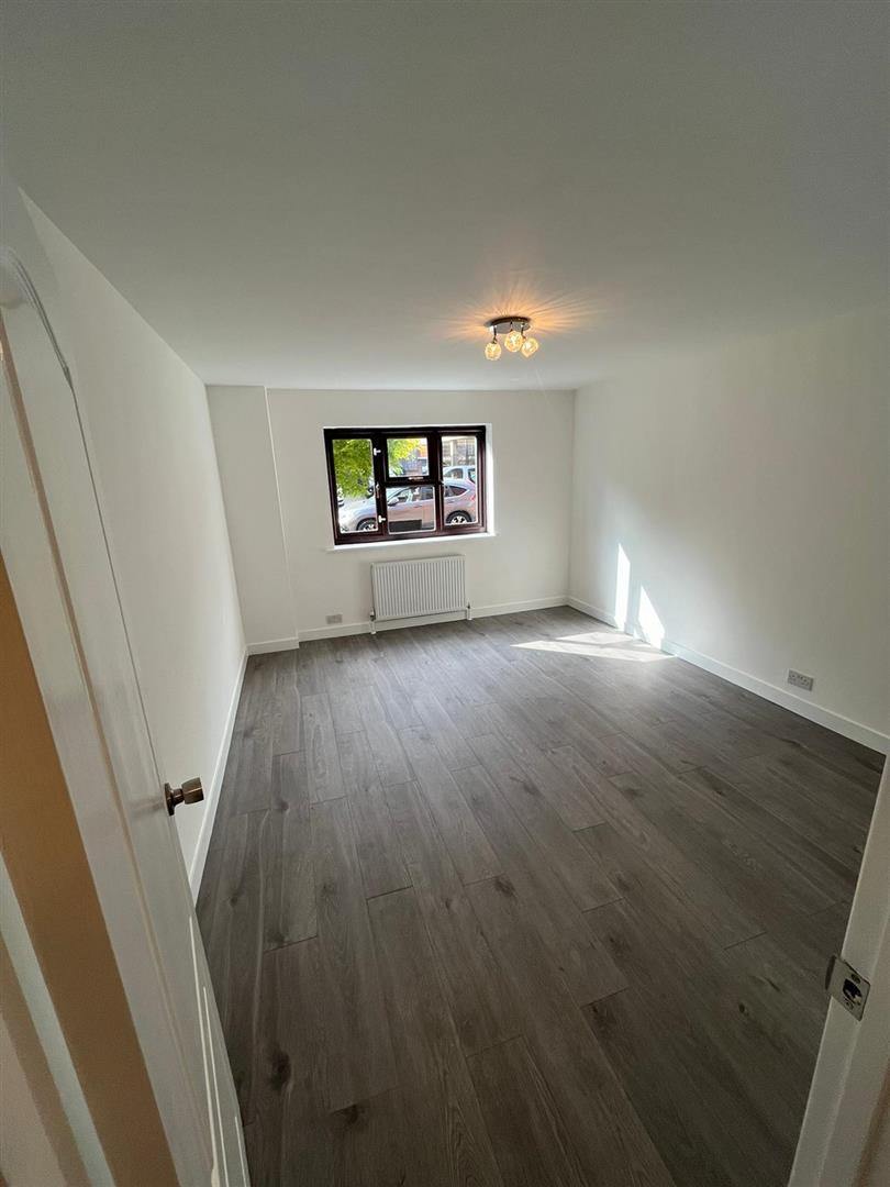 Flat Rundell Crescent in Greater London