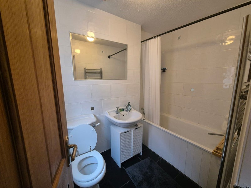 Room Robertson Way in Livingston