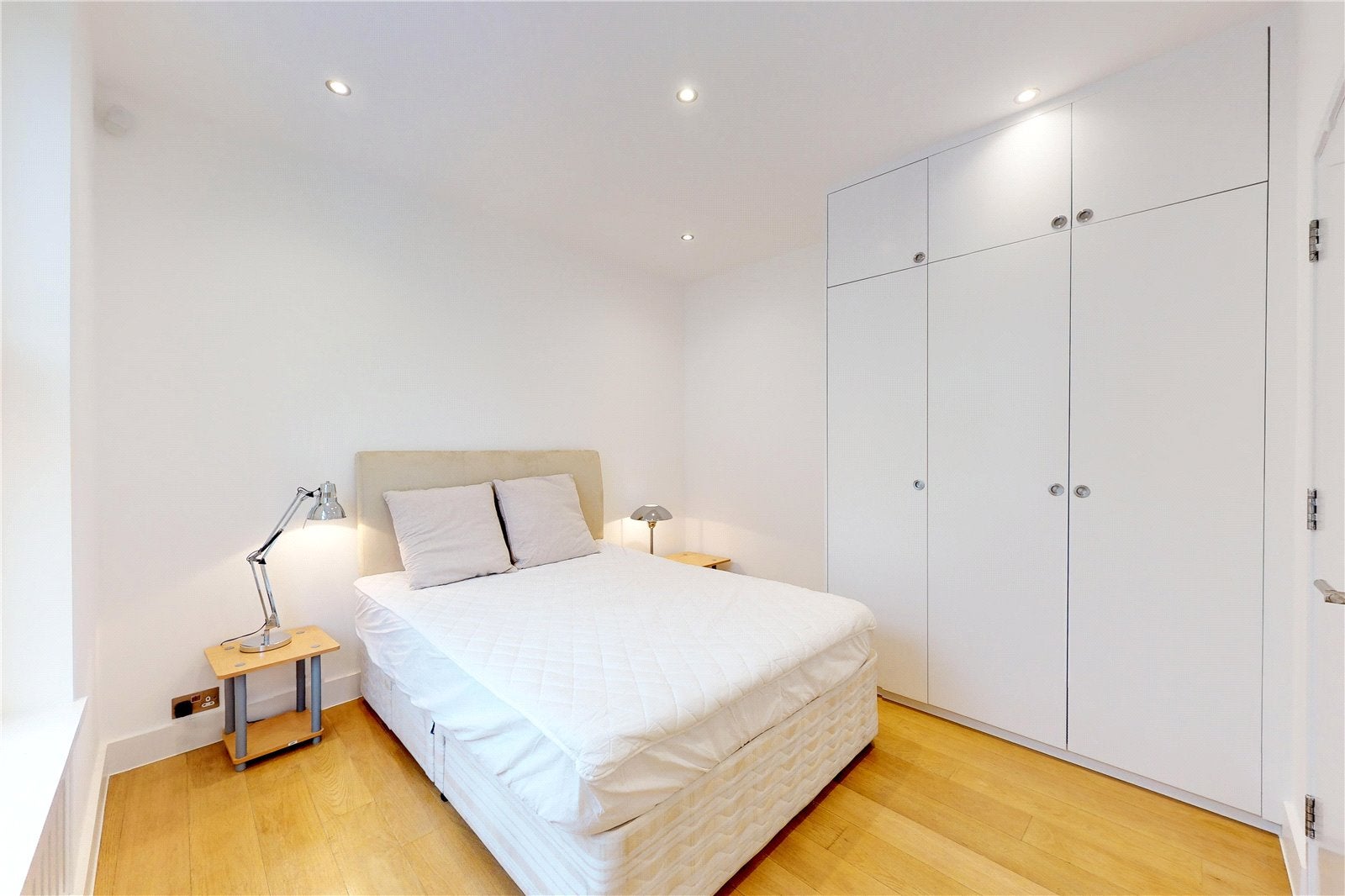 Flat Bury Place in Greater London