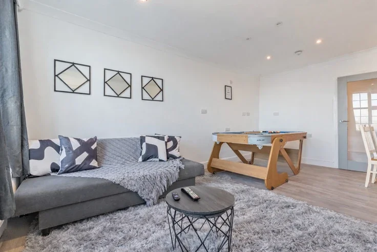 Flat Elmwood Road in Greater London