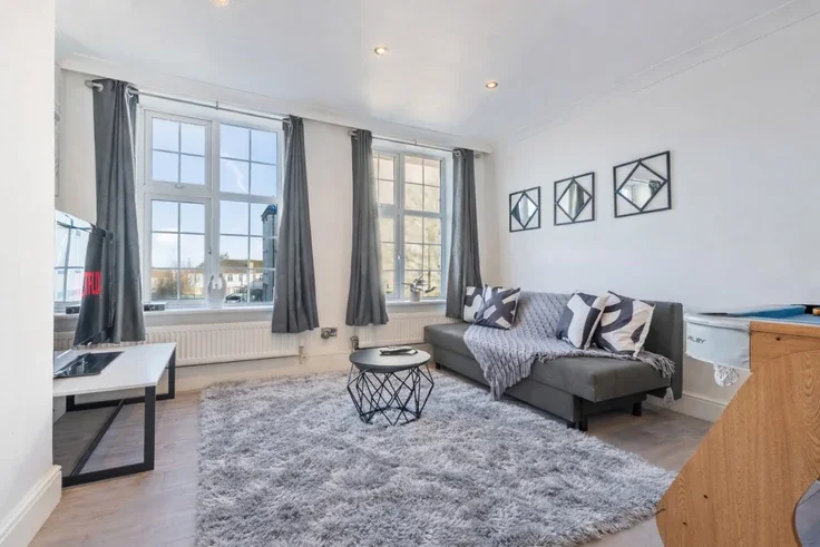 Flat Elmwood Road in Greater London