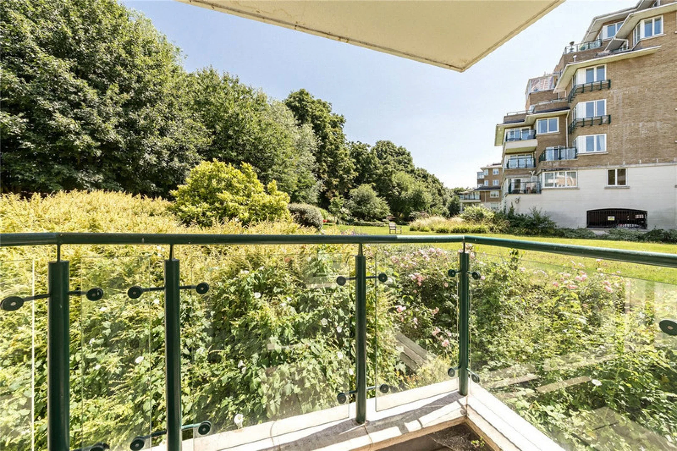 Flat Strand Drive in Greater London