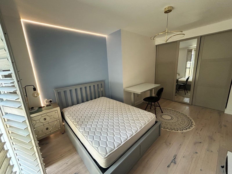 Room Laburnum Street in Greater London