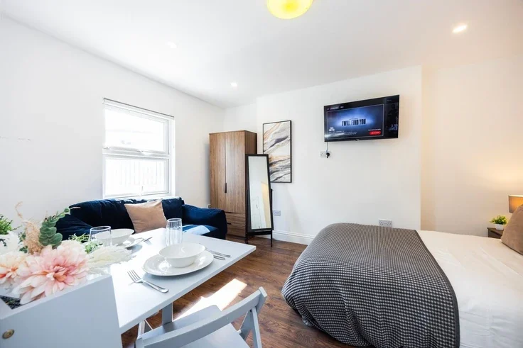 Flat Warwick Road in Greater London