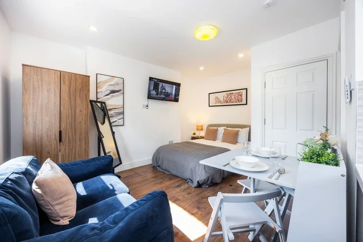 Flat Warwick Road in Greater London