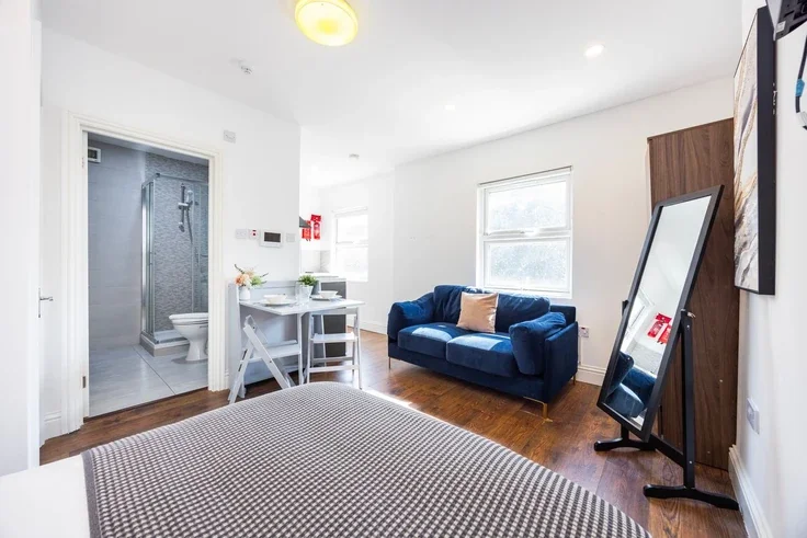 Flat Warwick Road in Greater London
