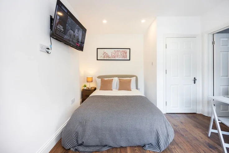 Flat Warwick Road in Greater London