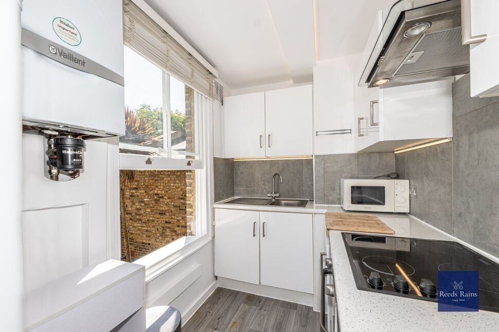 Flat Mina Road in Greater London
