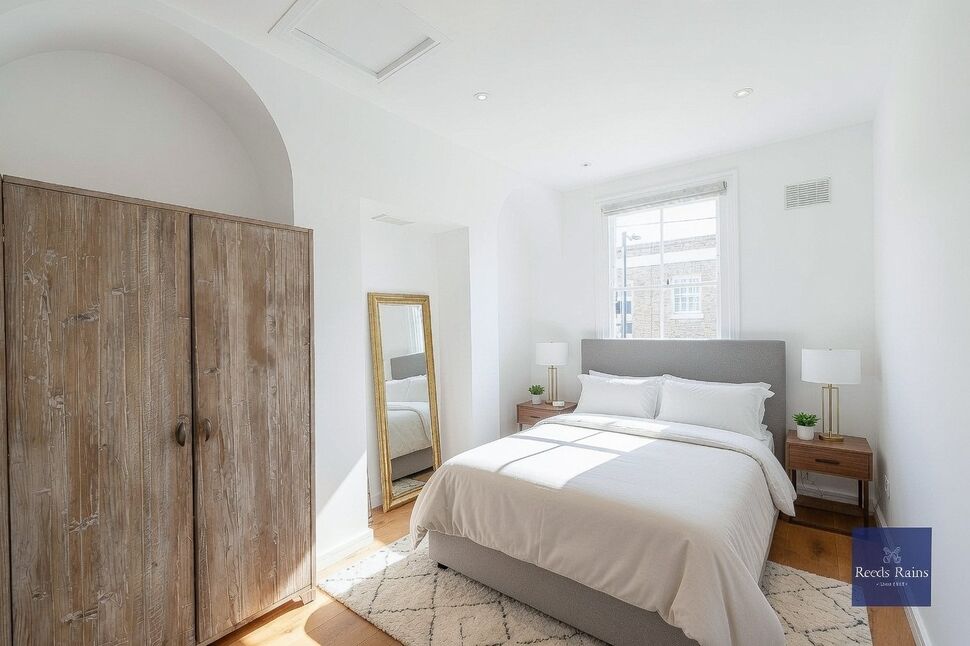 Flat Mina Road in Greater London