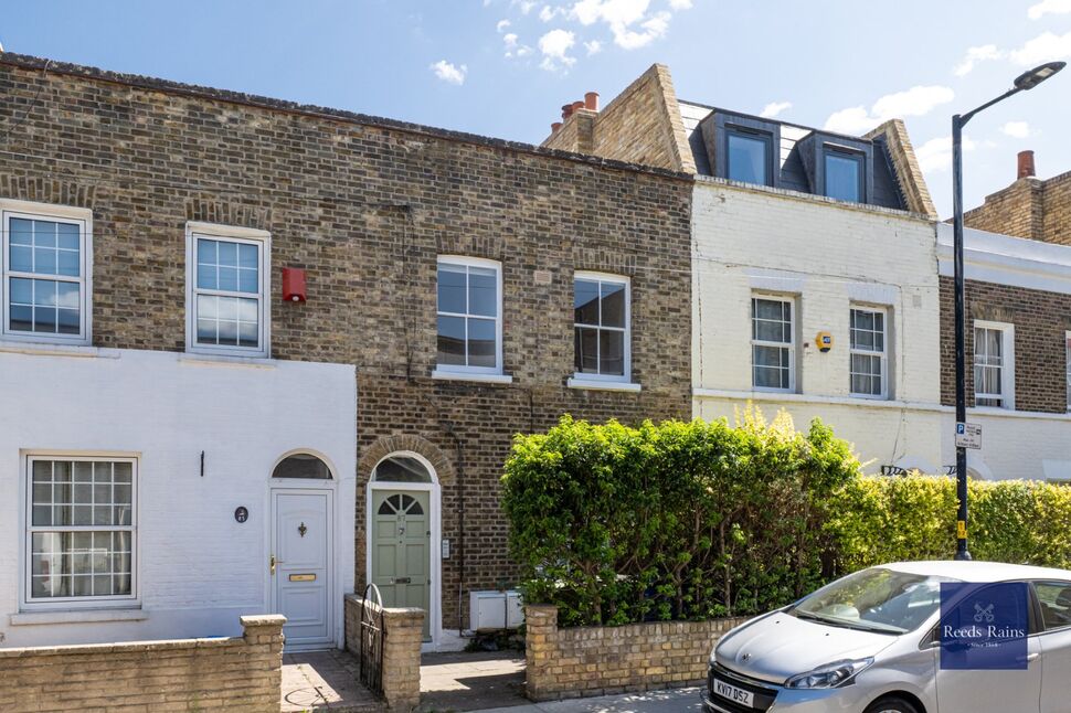 Flat Mina Road in Greater London