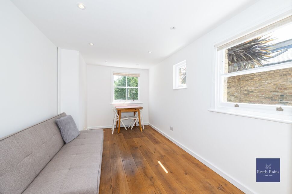 Flat Mina Road in Greater London