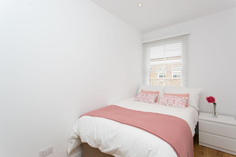 Flat Mina Road in Greater London
