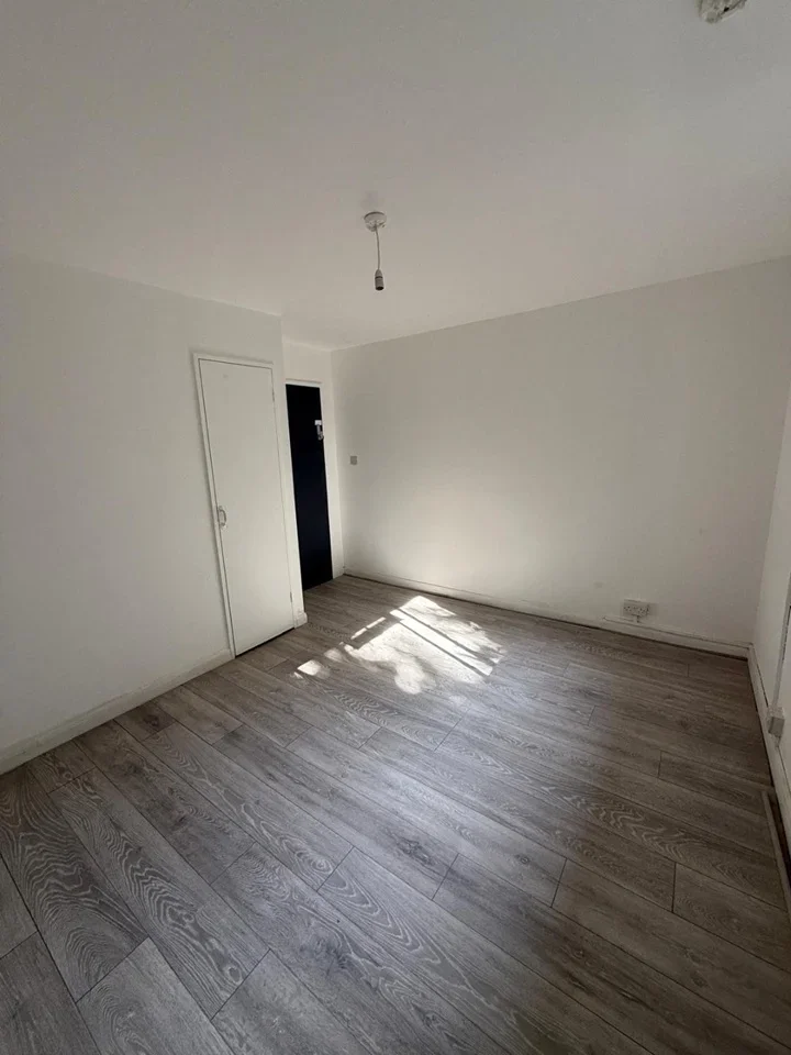 Room Dolman Close in Greater London