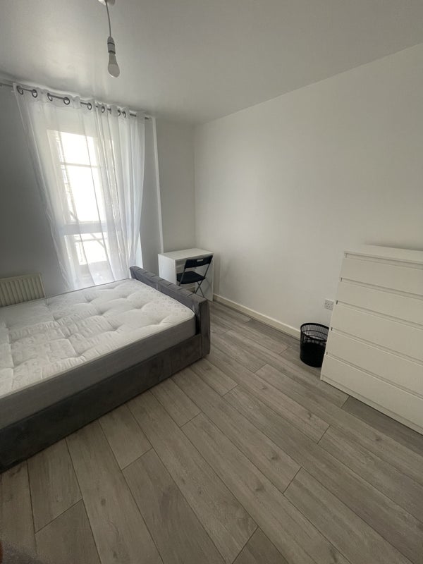 Room Munton Road in Greater London