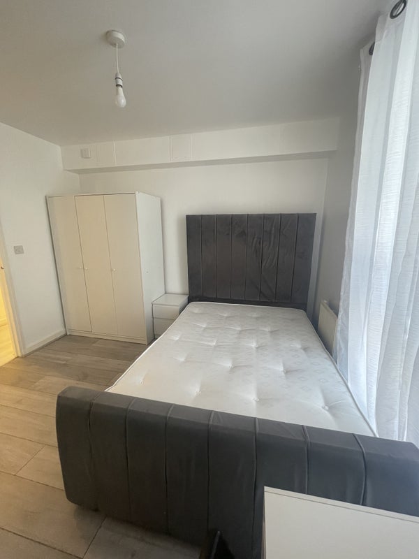 Room Munton Road in Greater London