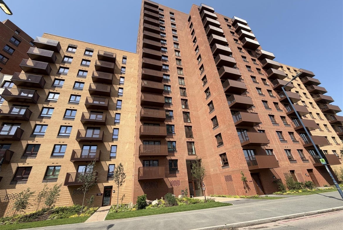 Flat Horn Lane in Greater London