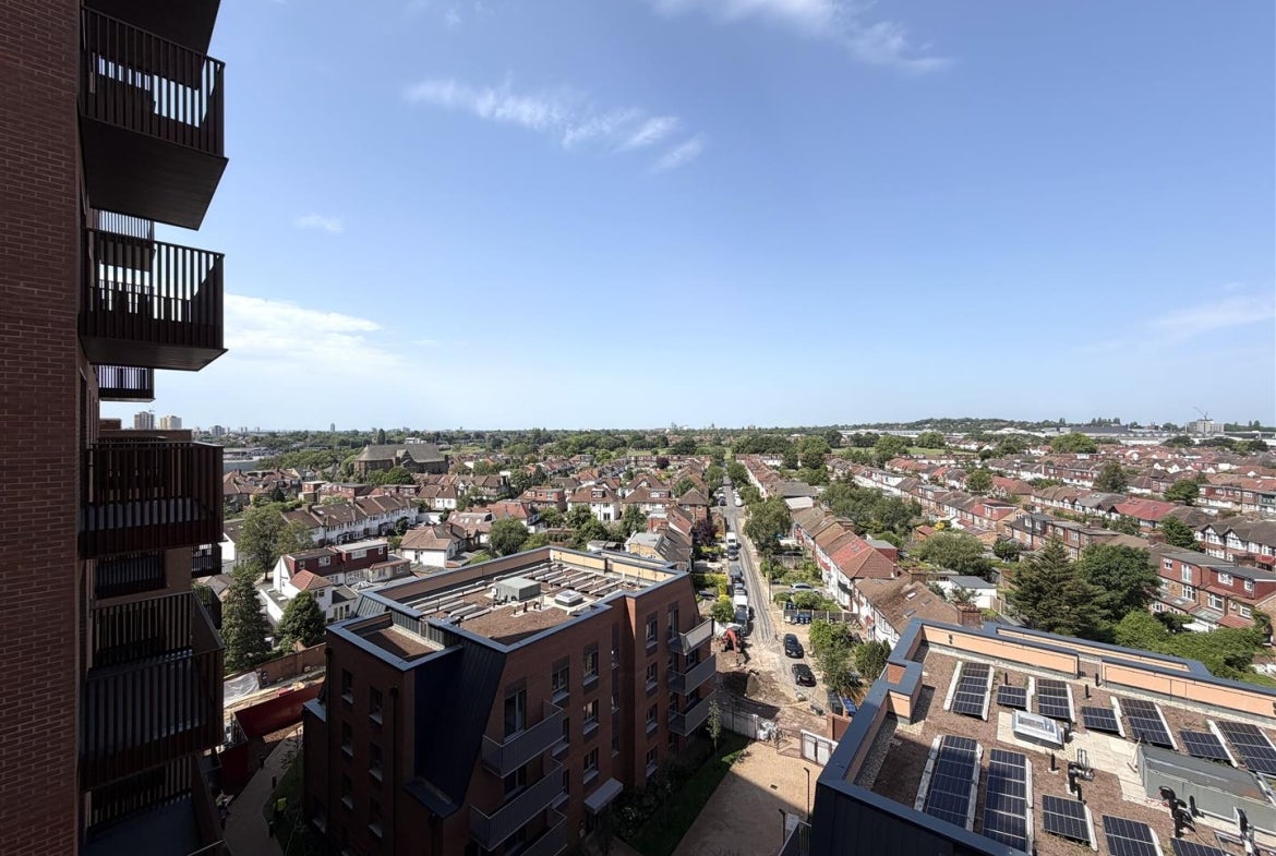 Flat Horn Lane in Greater London