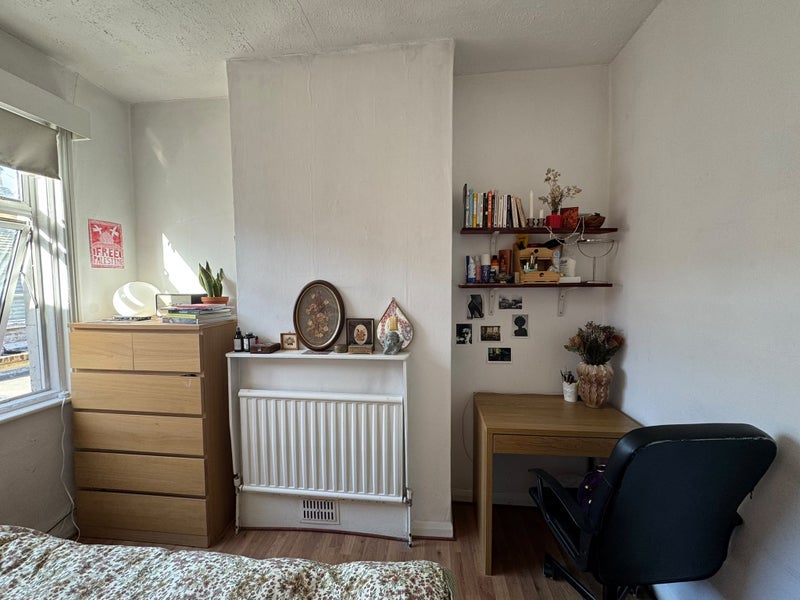Room Hereward Road in Greater London