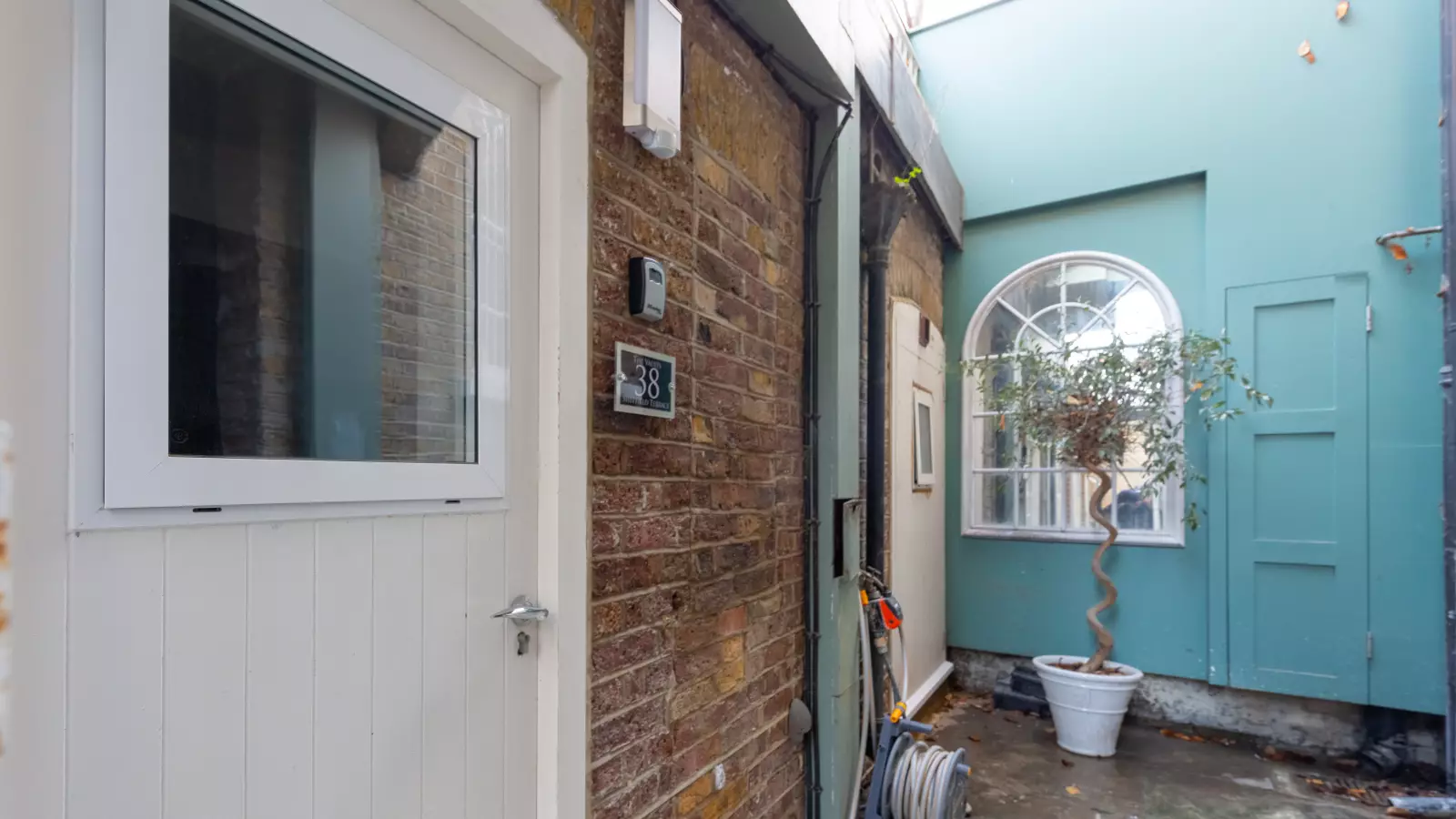 Flat Sheffield Terrace in Greater London