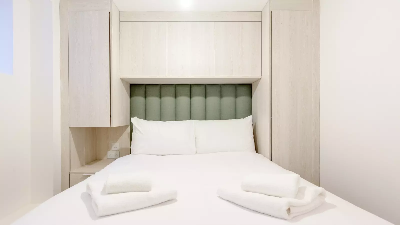 Flat Sheffield Terrace in Greater London