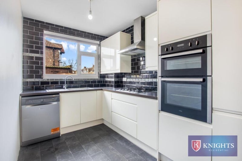 Room Galliard Road in Greater London