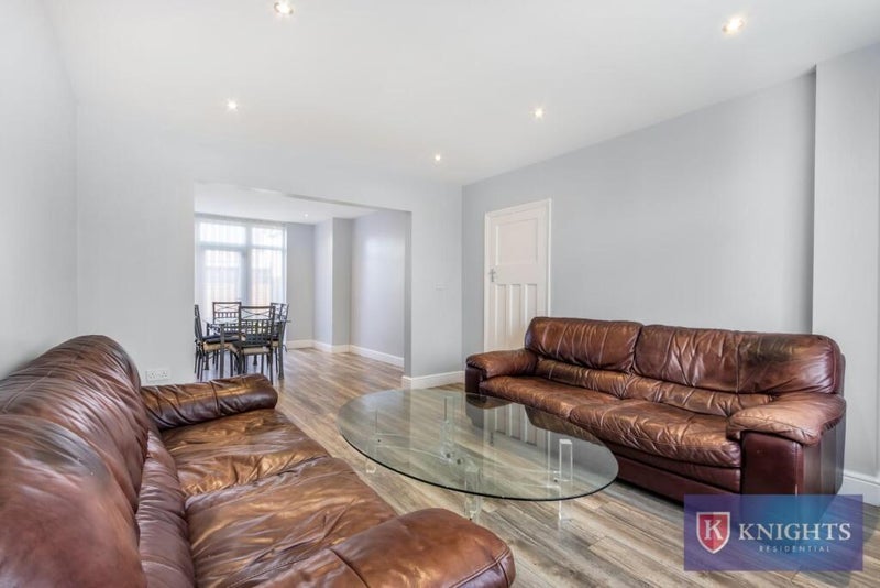 Room Galliard Road in Greater London