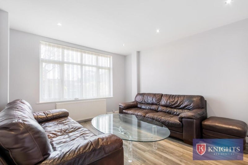 Room Galliard Road in Greater London