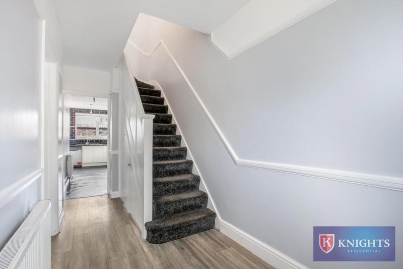 Room Galliard Road in Greater London