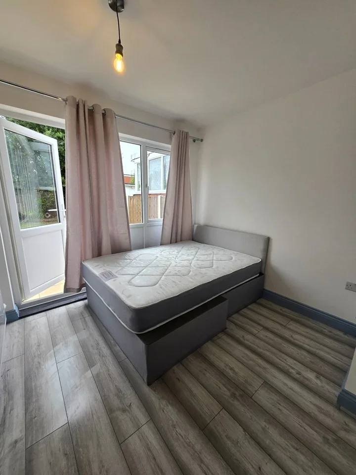 Flat Manor Avenue in Greater London