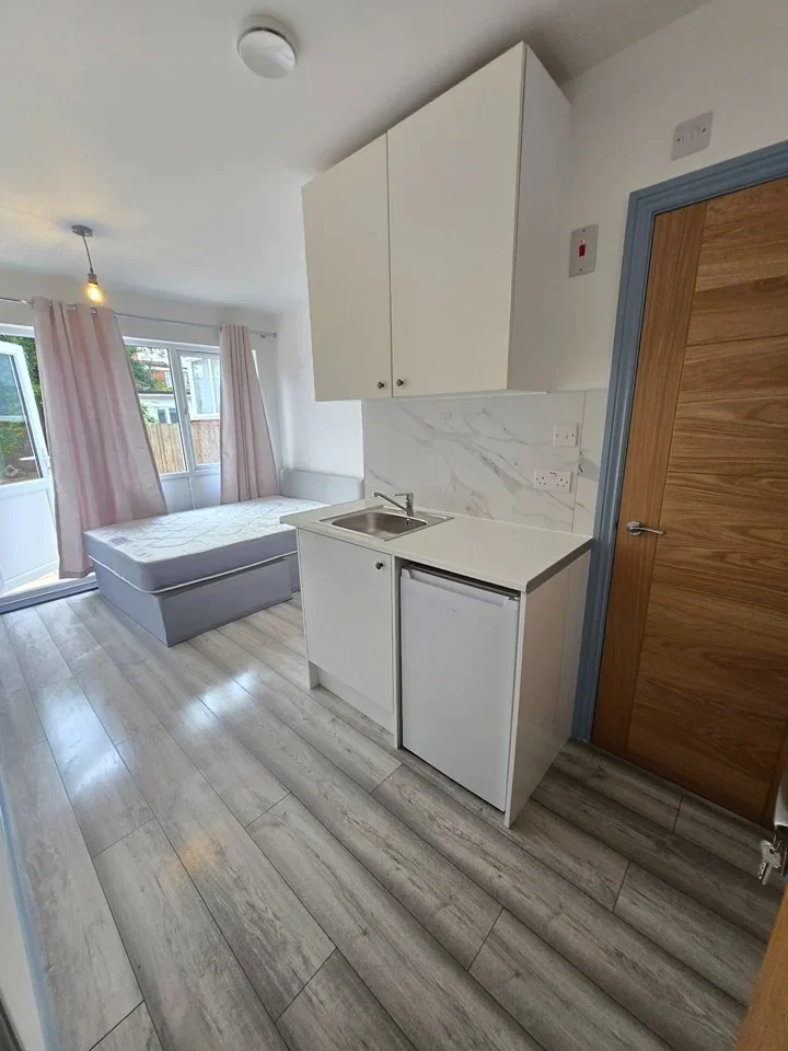 Flat Manor Avenue in Greater London