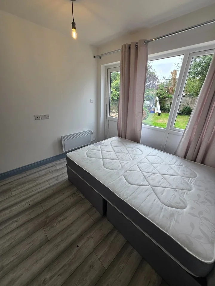 Flat Manor Avenue in Greater London