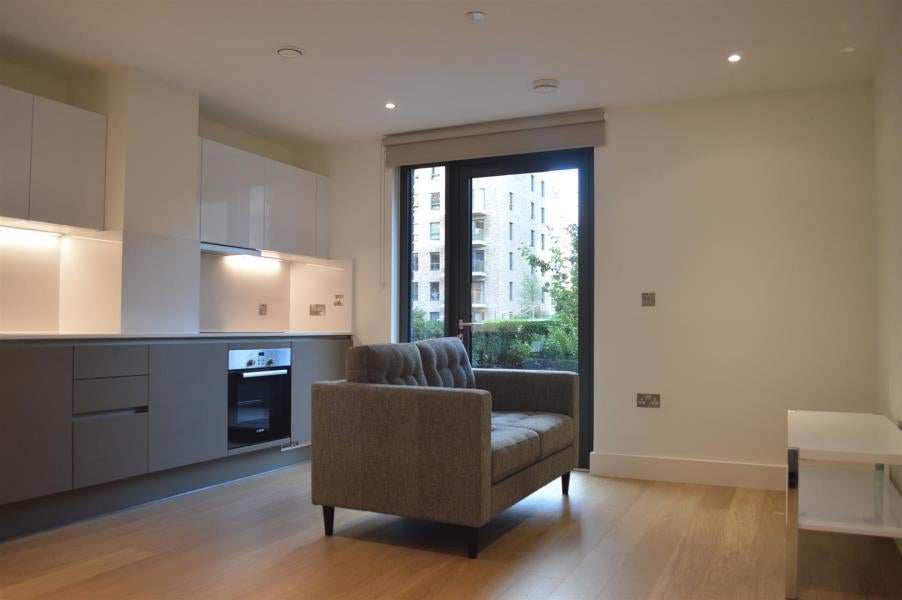 Flat Portal Way in London