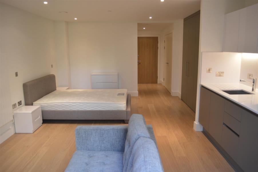 Flat Portal Way in London