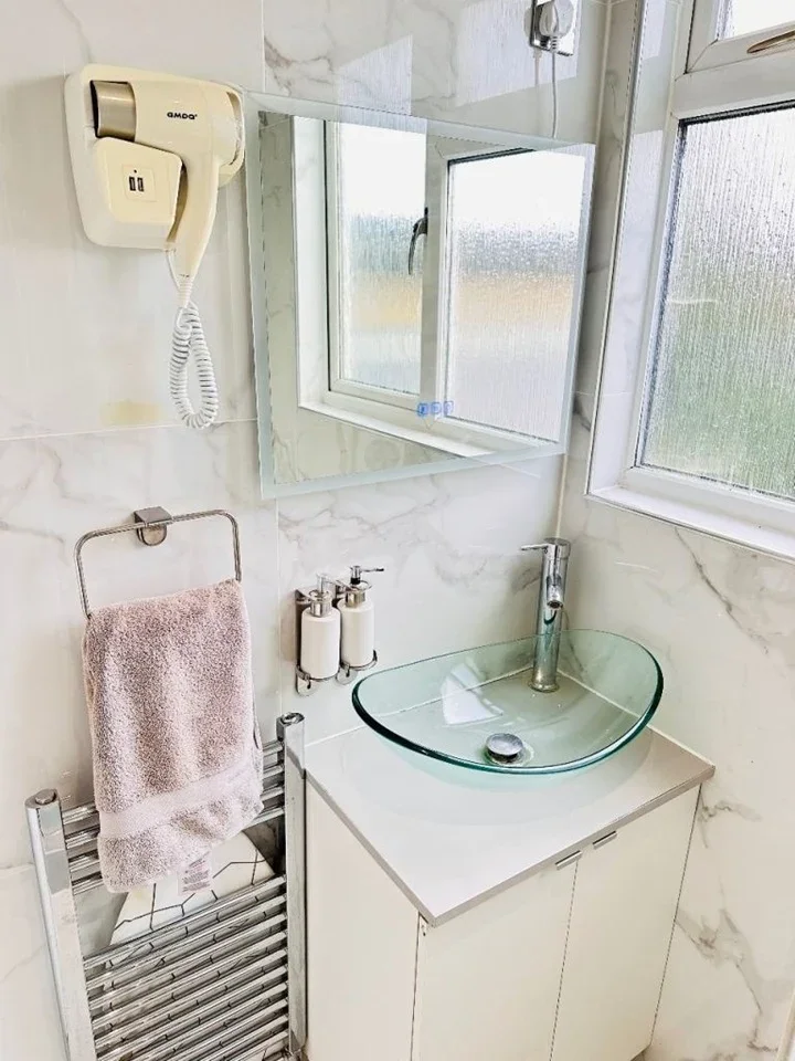 Room Leander Road in Greater London
