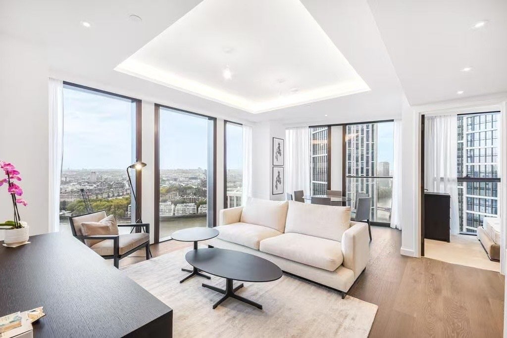 Flat Carnation Way in Greater London