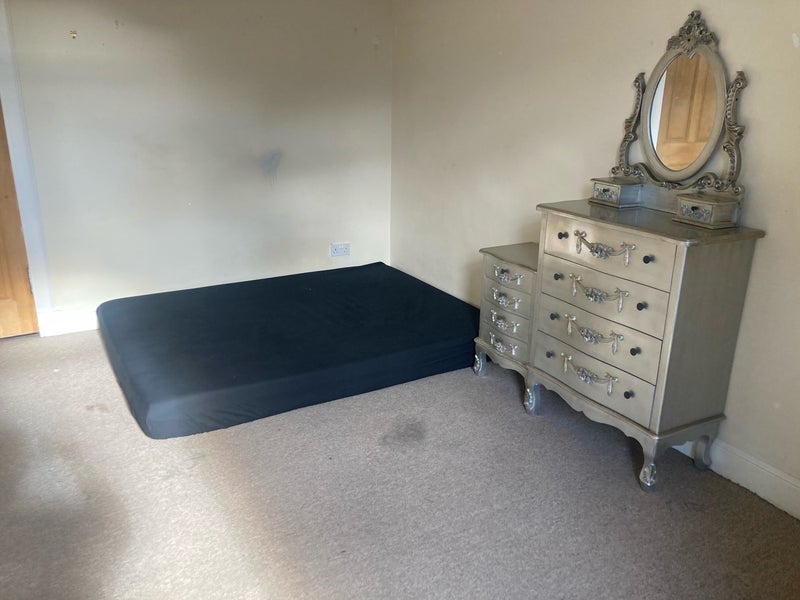 Room Skirving Street in Glasgow