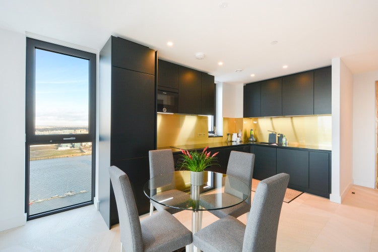 Flat Chandlers Avenue in Greater London