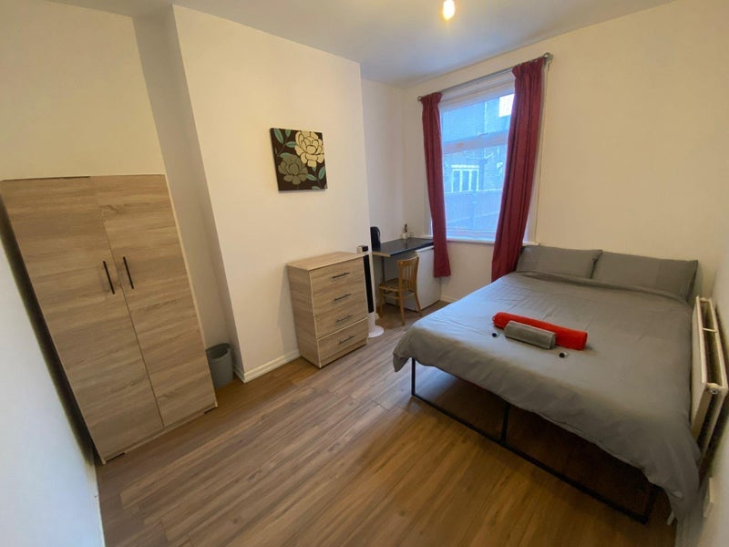 Room St George's Road in Greater London