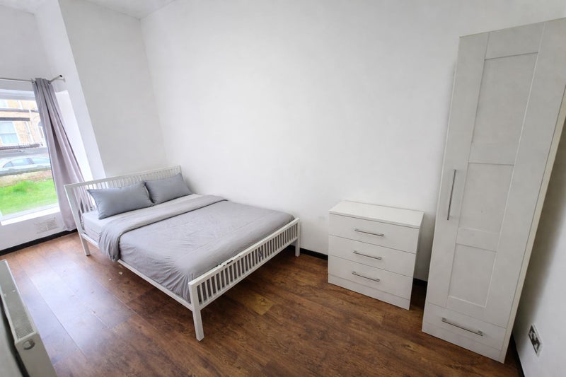 Room Hartington Road in Liverpool