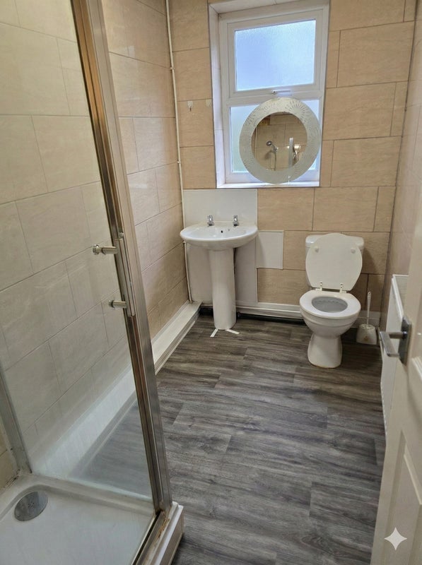 Room Hartington Road in Liverpool