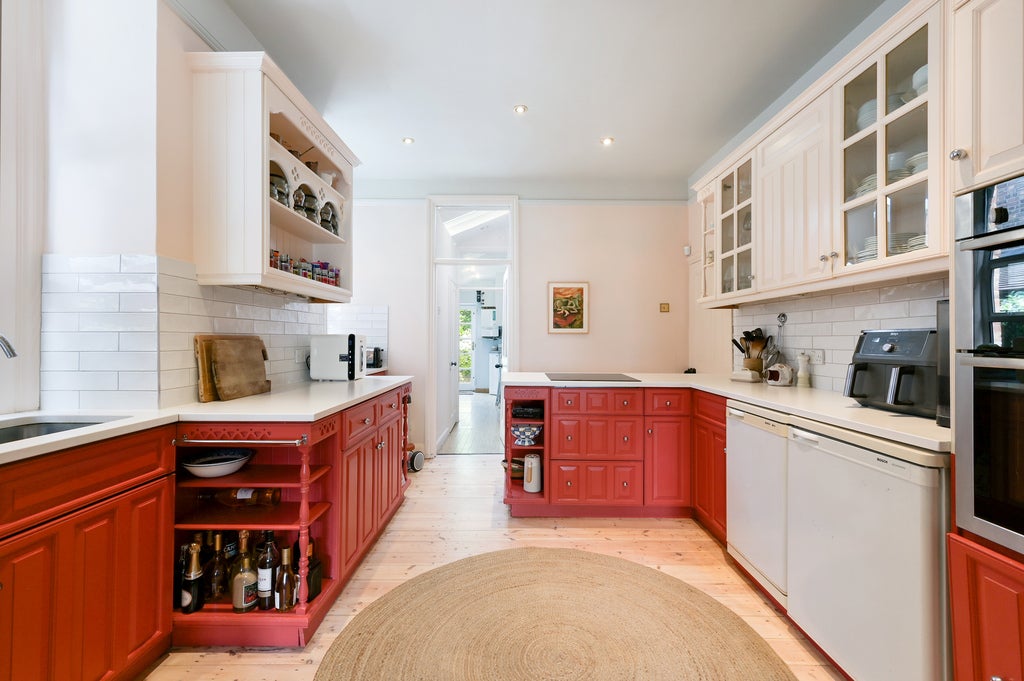House Goldsmith Avenue in Greater London