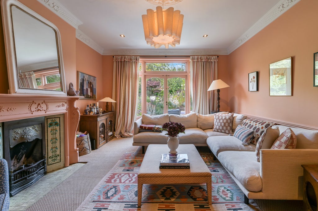 House Goldsmith Avenue in Greater London