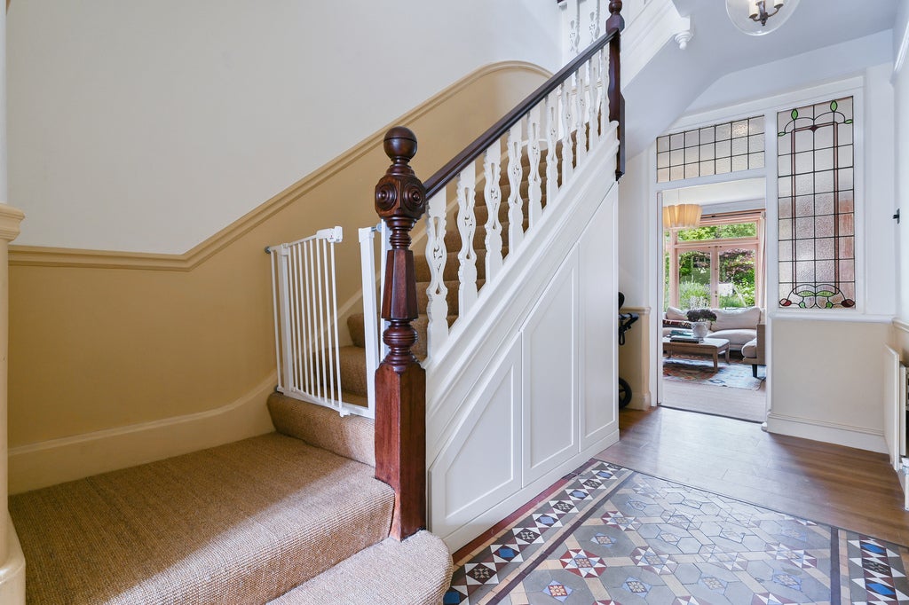 House Goldsmith Avenue in Greater London