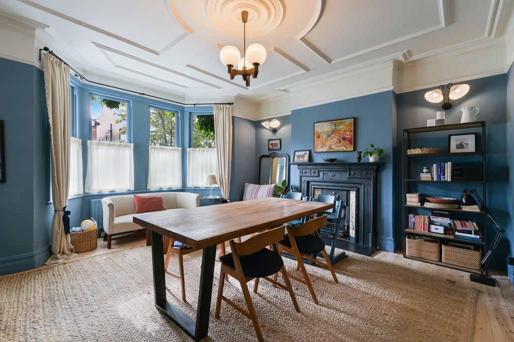 House Goldsmith Avenue in Greater London