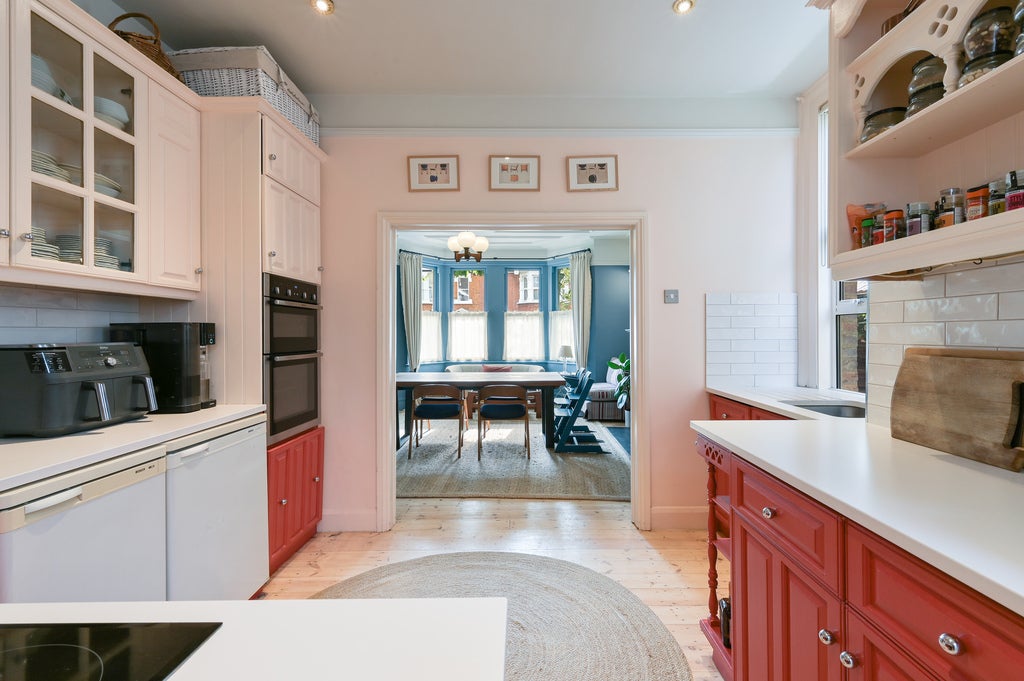 House Goldsmith Avenue in Greater London