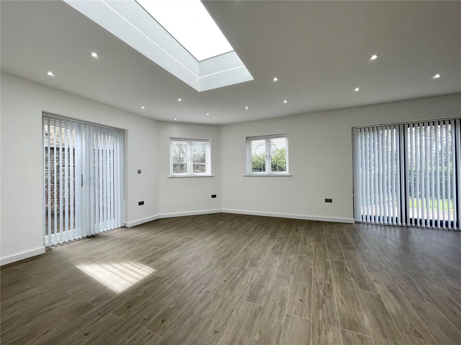House Deacons Hill Road in Hertsmere
