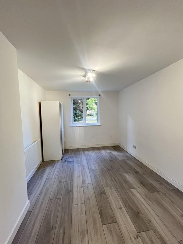 Flat Beverley Close in London