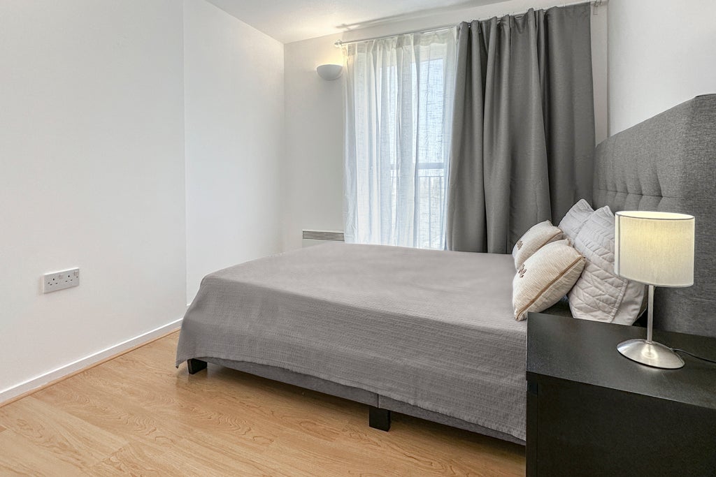 Flat Hutching's Street in Greater London