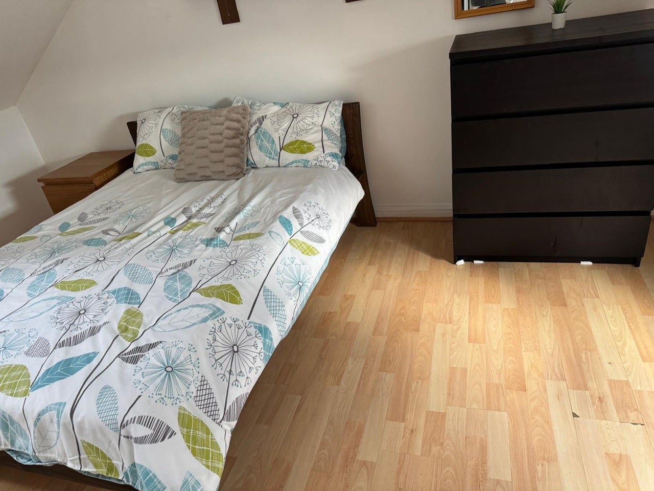 Flat Chaplin Road in Greater London