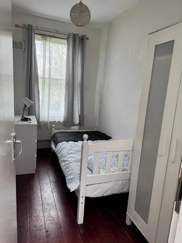 Flat Chaplin Road in Greater London